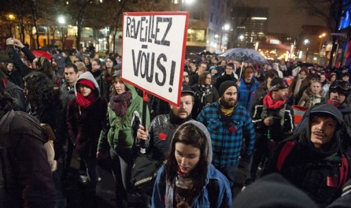 Plusieurs milliers de personnes ont manifeste jeudi soir dans les rues de Montreal pour appeler le gouvernement a negocier avec les etudiants opposes a la hausse de leurs droits de scolarite, a constate un journaliste de l'AFP.
