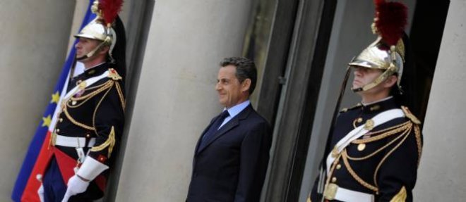 Nicolas Sarkozy entre deux membres de la Garde republicaine, a Paris, en septembre 2011.