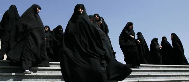 Photo d'illustration. Jeunes femmes voilees a Teheran.