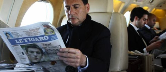 Eric Besson en pleine lecture du "Figaro", le 23 octobre 2009.