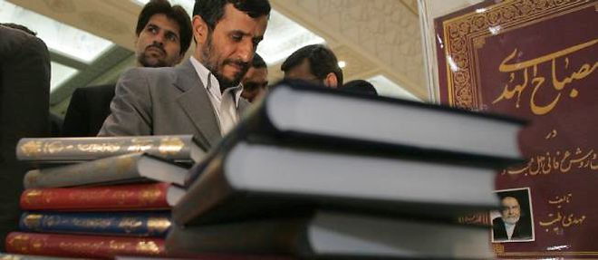 Le president Mahmoud Ahmadinejad au Salon international du livre de Teheran de 2007.