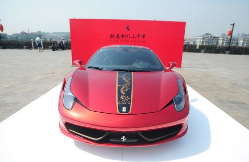 Des traces de pneus laisses par une Ferrari lors d'un evenement promotionnel sur les remparts historiques de la ville de Nankin (est de la Chine) ont provoque la fureur d'internautes chinois et ont amene le constructeur italien a s'excuser.