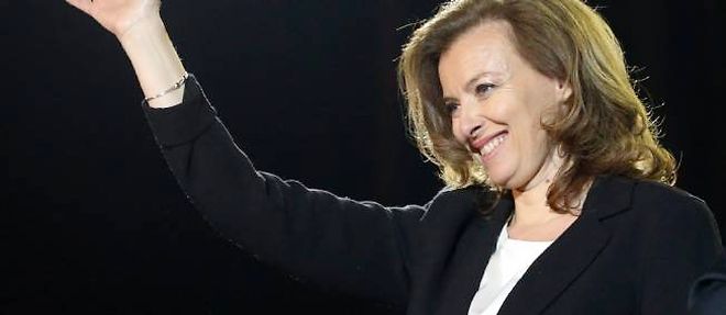 Selon le "Times", Valerie Trierweiler est davantage inspiree par les exemples de Danielle Mitterrand et Hillary Clinton que par Carla Bruni-Sarkozy ou Bernadette Chirac.