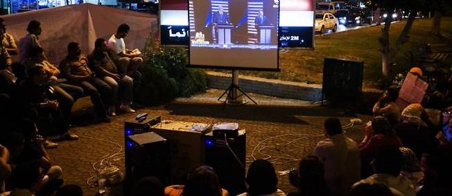Des Egyptiens regardent le premier debat televise de leur histoire, jeudi soir.