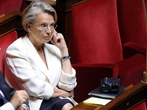 L'ancienne ministre Michele Alliot-Marie (UMP) a declare samedi, lors d'une conference de presse a Biarritz, sa candidature aux legislatives dans la sixieme circonscription des Pyrenees-Atlantiques, ou elle a ete elue depute pour la premiere fois en 1997.