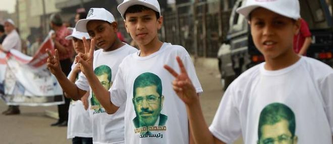 De tres jeunes partisans du candidat a l'election presidentielle Mohamed Morsi, soutenu par les Freres musulmans.
