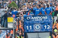 Chelsea: les joueurs acclam&eacute;s par des dizaines de milliers de fans &agrave; Londres