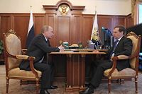 Poutine garde son emprise sur le gouvernement russe en nommant des proches