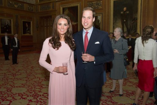 Le prince William a dechire, sur les conseils de la reine, sa grand-mere, la liste officielle d'invites concoctee pour son mariage l'an dernier, qui comportait des centaines de noms pour la plupart inconnus de lui-meme et de sa future epouse.