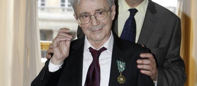 Claude Vega pose avec les insignes d'Oofficier des Arts et des Lettres remis par le ministre de la Culture Frederic Mitterrand en 2010.