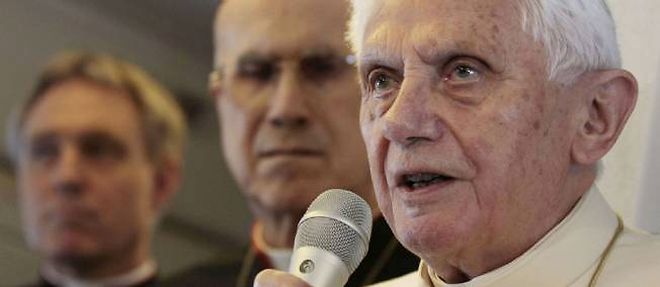 Le pape Benoit XVI et derriere lui, Tarcisio Bertone, le secretaire d'Etat.