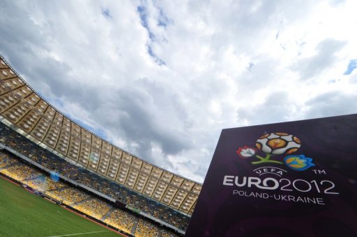L'Ukraine et la Pologne ont reagi mardi chacune a leur facon, la premiere montrant les dents, la seconde plus diplomatique, aux accusations de racisme autour du foot lancees dans une emission de la BBC avec l'ex-capitaine anglais Sol Campbell, a dix jours de l'Euro-2012.