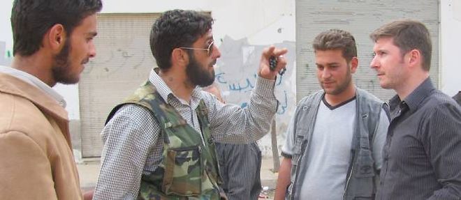 Pierre Piccinin (a droite) a ete accueilli a Talviseh par les soldats de l'Armee syrienne libre.