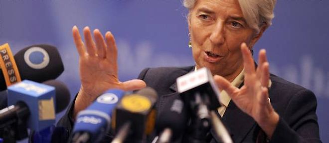 Les premiers pas de Christine Lagarde comme ministre de l'Economie ont ete plombes par une serie de gaffes.