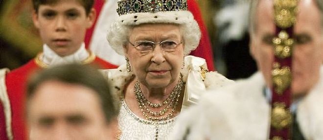 Elisabeth II en tenue d'apparat pour les soixante ans de son regne.
