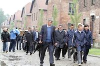 Des joueurs de l'&eacute;quipe de foot d'Allemagne visitent Auschwitz