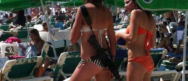 Cette photo d'une jeune militaire israelienne en bikini, arborant son fusil d'assaut, a ete vue plus de 650 000 fois en un jour.