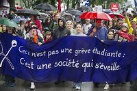 Conflit &eacute;tudiant au Qu&eacute;bec: des milliers de manifestants bravent la pluie