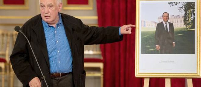 Raymond Depardon presentant le portrait de Francois Hollande, lundi a l'Elysee.