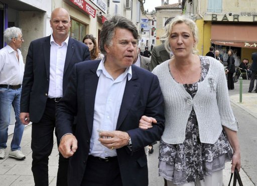 Marine Le Pen a fait part jeudi a Aimargues (Gard) de son "optimisme" sur les resultats de son parti aux legislatives, lors d'une visite de soutien a l'avocat Gilbert Collard, dont elle s'est dit "a peu pres sure" de la victoire" dans la deuxieme circonscription du Gard.