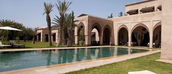 La villa comporte une superbe piscine a debordement de 21 metres par 7 metres.