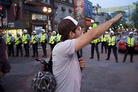 Qu&eacute;bec: la police charge des manifestants qui s'en sont pris aux banques