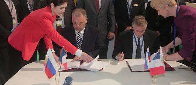 Le vice-Premier ministre russe Dmitry Rogozin etait present lors de la signature de l'accord entre le francais Thales et le russe Rosoboronexport.