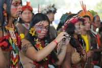 Rio+20: les plumes des Indiens remplacent celles du carnaval au sambodrome