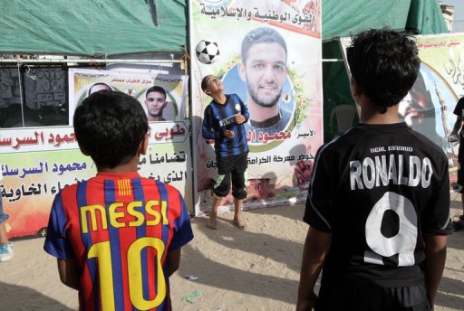 Un Palestinien detenu en Israel et en greve de la faim depuis pres de trois mois, le footballeur Mahmoud Sarsak, a conclu lundi un accord avec l'administration penitentiaire pour cesser son action en echange de l'engagement d'etre relache le 10 juillet, a indique son avocat.
