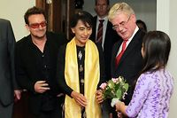 Aung San Suu Kyi, escort&eacute;e par son fan Bono, en star d'un concert &agrave; Dublin