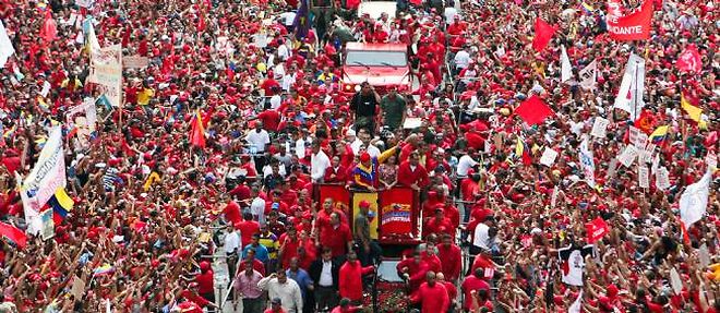 Hugo Chavez saluant ses soutiens avant de deposer sa candidature.