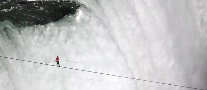 Nik Wallenda suspendu au-dessus des chutes du Niagara.