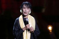 Birmanie: Aung San Suu Kyi d&eacute;bute au Royaume-Uni une visite charg&eacute;e de souvenirs