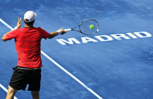 La terre battue bleue utilisee pour la premiere fois en mai au Masters 1000 de Madrid, et largement critiquee par les joueurs, a ete interdite samedi par l'ATP, l'organe qui chapeaute le circuit masculin.