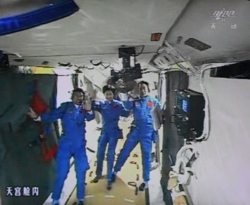 A la suite d'une manoeuvre effectuee par le spationaute Liu Wang, Shenzhou IX ("Vaisseau divin") est entre en contact vers 04H50 GMT avec le module Tiangong, duquel il s'etait separe un peu plus tot dimanche.