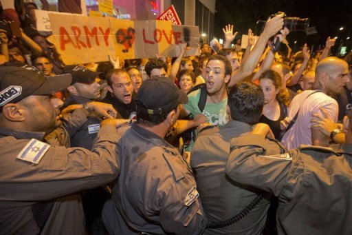 La manifestation de samedi avait ete organisee a la suite de l'arrestation violente vendredi de Dafni Leef, une figure de proue des "indignes" israeliens, et d'une dizaine de ses camarades, alors qu'ils essayaient d'installer des tentes sur le boulevard Rothschild, l'un des lieux les plus huppes de Tel Aviv.