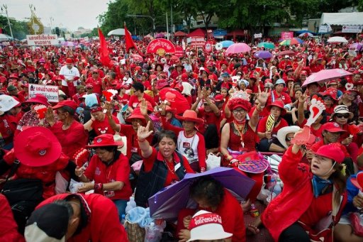 Des dizaines de milliers de partisans du mouvement thailandais des "chemises rouges" se sont rassembles dimanche a Bangkok, alors que les tensions politiques se sont exacerbees ces dernieres semaines dans le royaume.