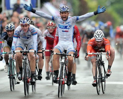Nacer Bouhanni (FDJ-BigMat) est devenu champion de France de cyclisme sur route, dimanche, sur le circuit de Saint-Amand-les-Eaux (nord).