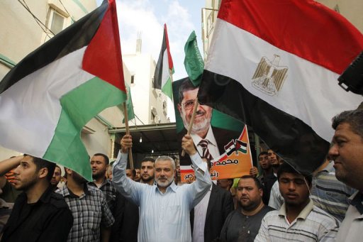 Le Hamas palestinien, au pouvoir a Gaza, a fete dimanche dans la liesse et au son de rafales d'armes automatiques la victoire "historique" du candidat islamiste en Egypte, Mohamed Morsi, escomptant trouver en lui un allie de poids contre Israel.