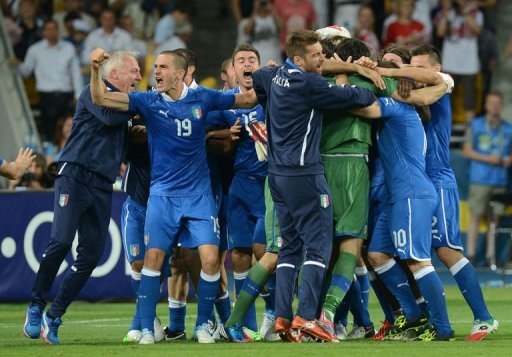 L'Italie s'est qualifiee pour les demi-finales de l'Euro-2012 en battant l'Angleterre 4 tirs au but a 2 (0-0 a.p.), au terme d'une rencontre qu'elle a dominee sans toutefois percer le verrou d'une equipe anglaise courageuse, dimanche soir a Kiev, en quart de finale.
