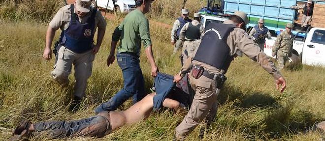 Au moins 16 paysans ont ete tues le 15 juin 2012 lors d'une operation de police visant a les deloger de la terre qu'ils occupaient.