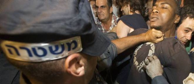 La police et les Indignes se heurtent violemment samedi 23 juin a Tel-Aviv.