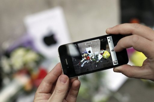 Quelque 78% des Francais prennent des photos avec leur telephone portable, un phenomene booste par les reseaux sociaux, et 40% d'entre eux declarent les imprimer notamment par peur de les perdre, selon un sondage Harris Interactive pour la societe PhotoBox publiee vendredi.