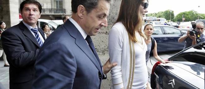 L'ancien president Nicolas Sarkozy et sa femme Carla Bruni-Sarkozy quittant l'hotel Regina apres un dejeuner avec  Aung San Suu Kyi. L'ex-premiere dame affiche un ventre assez rebondi...