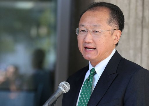 Le nouveau president de la Banque mondiale, l'Americano-coreen Jim Yong Kim, a pris ses fonctions lundi a Washington en s'engageant a servir "les populations vivant dans la pauvrete" a un moment "crucial" pour l'economie mondiale.