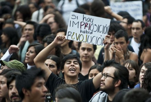25.000 jeunes (selon la police) ont manifeste lundi aux cris de "Le Mexique sans PRI!" dans un quartier chic de Mexico pour exprimer leur rejet de l'election d'Enrique Pena Nieto marquee selon eux par la "fraude".