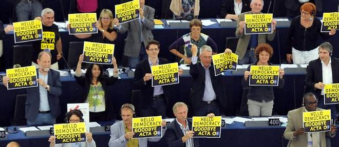 Les eurodeputes Verts celebrent la victoire des Anti-Acta lors du vote au Parlement europeen mercredi.