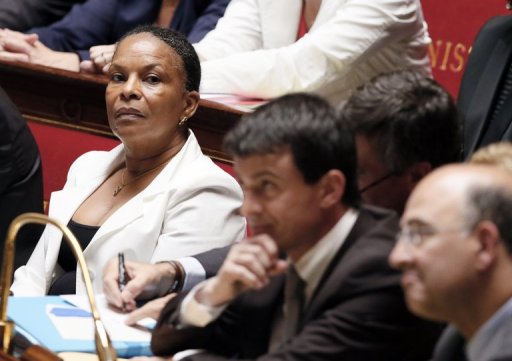 La ministre de la Justice, Christiane Taubira, preconise de mettre les politiques publiques au service de la lutte contre la prostitution, soulignant que "la loi punit deja le proxenetisme".