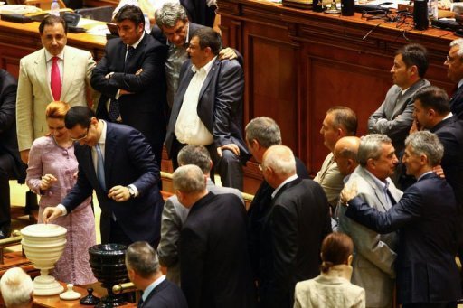 Le Parlement s'est prononce vendredi soir par 256 voix pour et 114 contre en faveur de la destitution de M. Basescu.