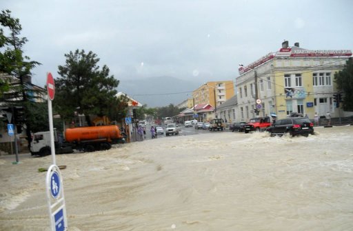 Le bilan des inondations est passe a 99 morts dans le sud-ouest de la Russie alors que de nouveaux corps etaient retrouves dans le district de Krymsk, le plus touche par les crues violentes de la nuit de vendredi a samedi, a indique la police par telephone.